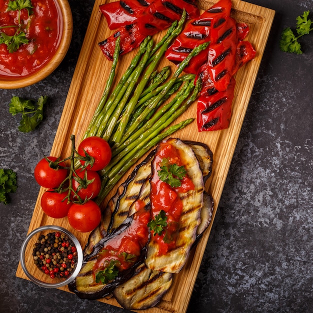 Gegrilde groenten met tomatensaus en verse kruiden.