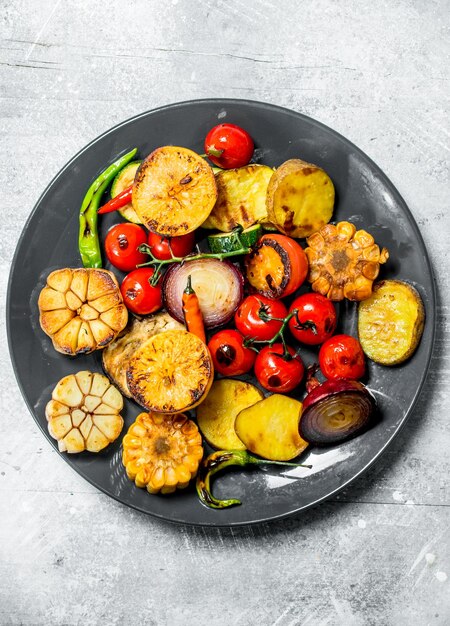 Gegrilde groenten op een bord met kruiden
