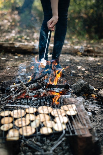 Foto gegrilde groenten op een kampvuur op vakantie.