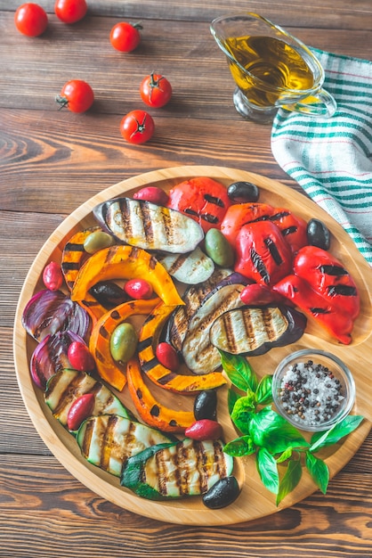 Gegrilde groenten op houten dienblad