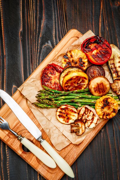 Gegrilde groenten op houten tafel