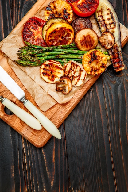 Gegrilde groenten op houten tafel