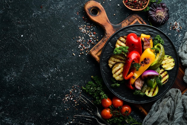 Gegrilde groenten paprika ui aubergine courgette bovenaanzicht vrije ruimte voor uw tekst