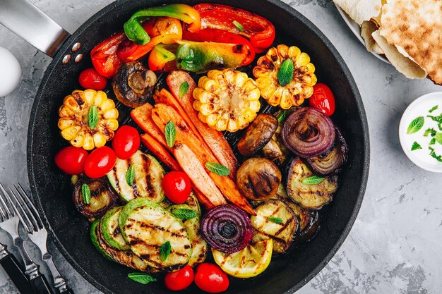 Gegrilde Groenteschotel Met Courgette Champignons Aubergine Wortelen Paprika Bel Tomaat Uien Maïs En Yoghurt Muntsaus Bovenaanzicht