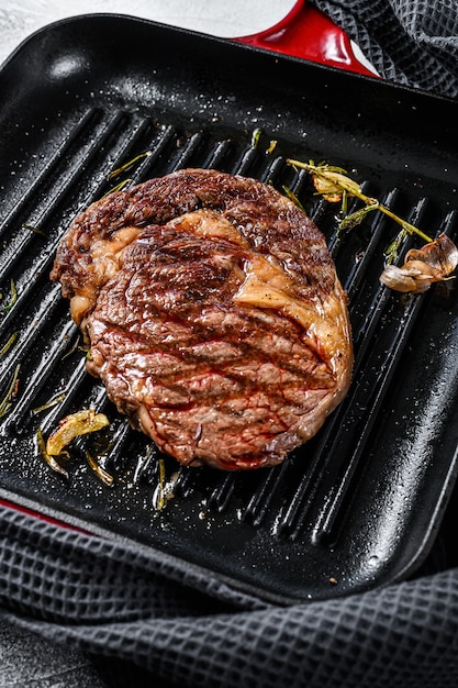 Gegrilde haasbiefstuk in een pan met rozemarijn en knoflook. gemarmerd ibeye-vlees