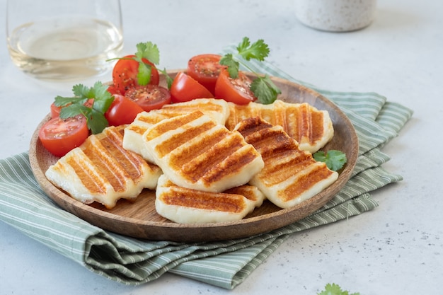 Gegrilde Halloumi-kaas en verse tomatensalade.