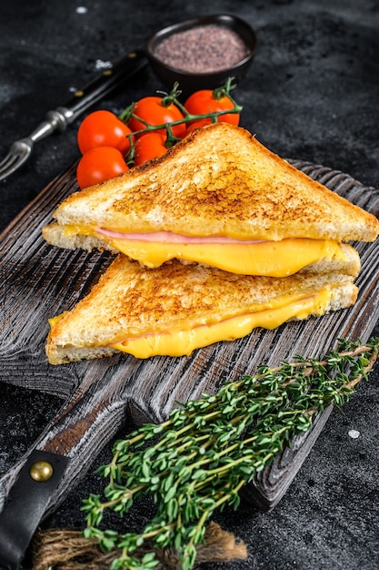 Gegrilde ham en kaas sandwich op een snijplank