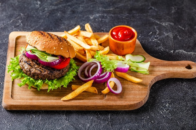 Gegrilde Hamburger Met Sla Tomaat Rode Ui