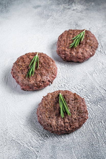 Gegrilde hamburger vlees schnitzels pasteitjes. Witte achtergrond. Bovenaanzicht.