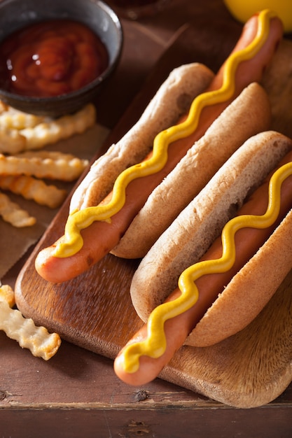 Gegrilde hotdogs met mosterd en frietjes