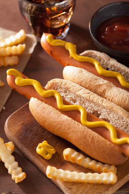 Gegrilde hotdogs met mosterd en frietjes