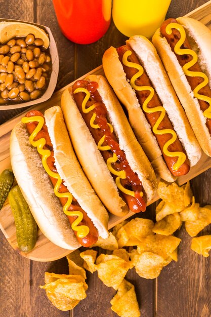 Gegrilde hotdogs op een witte hotdogbroodjes met mosterd en ketchup.