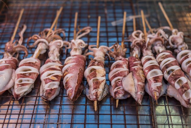 Gegrilde inktvis of octopus op de Thaise vismarkt