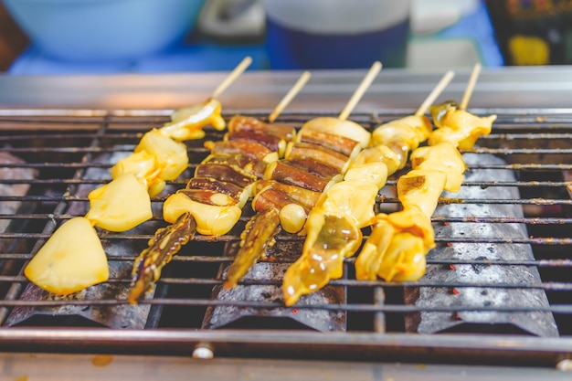 Gegrilde inktvisspiesjes die op het fornuis staan te roosteren