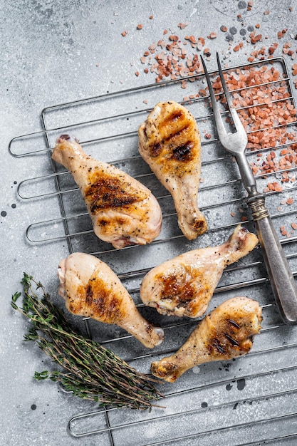 Foto gegrilde jerk chicken op een grillpoot drumstick pluimveevlees grijze achtergrond bovenaanzicht