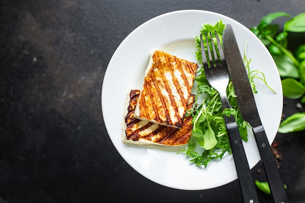 Gegrilde kaas halloumi gebakken maaltijd snack kopieer ruimte voedsel achtergrond rustieke bovenaanzicht keto of paleo