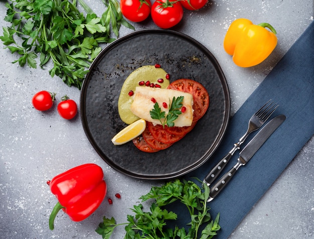 Gegrilde kabeljauw op carpaccio van tomaten en saus