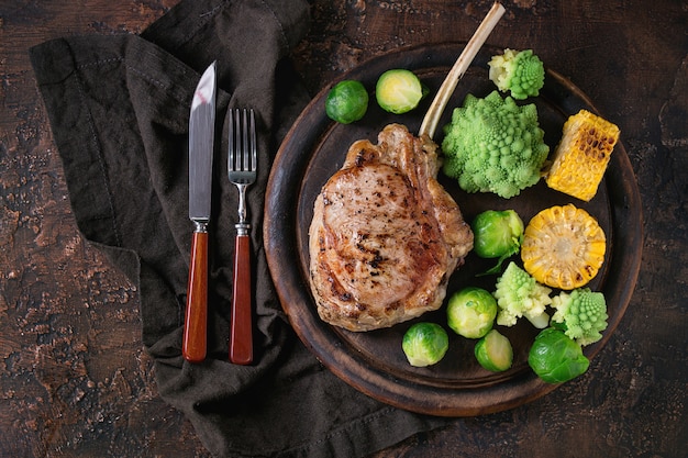 Foto gegrilde kalfslapje met groenten