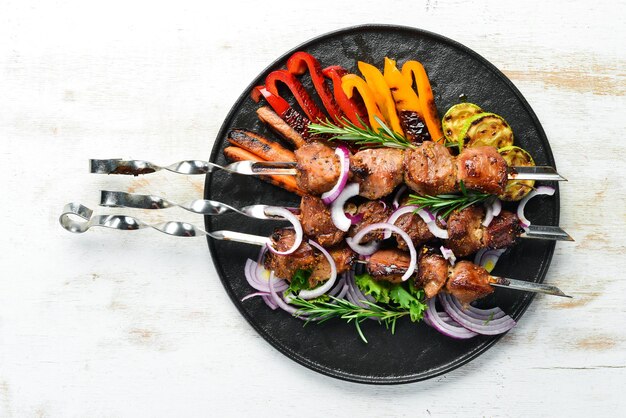 Gegrilde kalfsspiesjes en gegrilde groenten Bovenaanzicht Barbecue