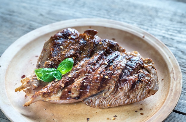 Gegrilde kalkoen op de houten plank