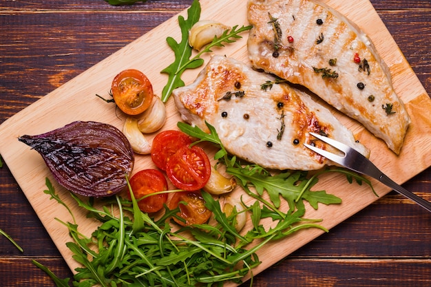 Gegrilde kalkoen steak op een snijplank