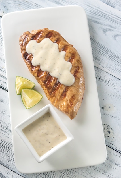 Gegrilde kalkoenfilet met saus en limoen schijfje