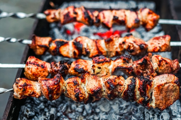 Gegrilde Kebab Koken Op Metalen Spies. Geroosterd vlees gekookt op de barbecue