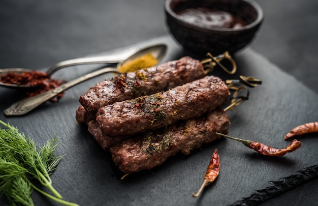 Gegrilde kebab met kruiden