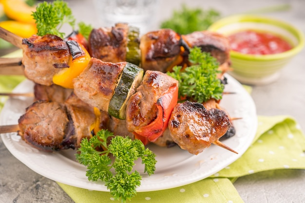 Gegrilde kebab met rode en gele paprika