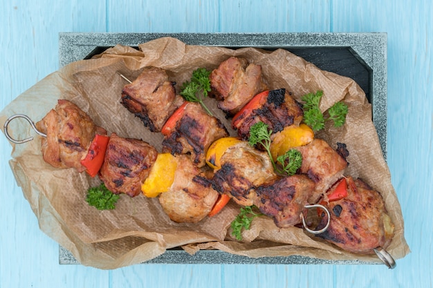 Gegrilde kebab met rode en gele paprika