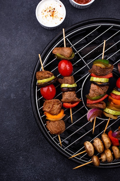 Gegrilde kebab met vleeschampignons en groenten