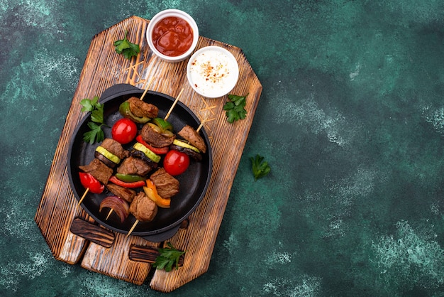 Gegrilde kebab met vleeschampignons en groenten