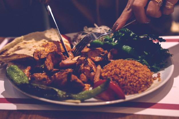 gegrilde kip in saus en heerlijke groenten