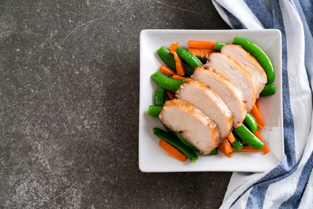 Gegrilde kip met groene erwten en wortel