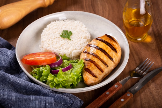 Gegrilde kip met salade en rijst