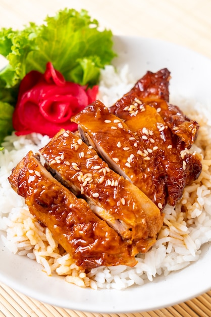 Gegrilde kip met teriyaki saus op topped rijst