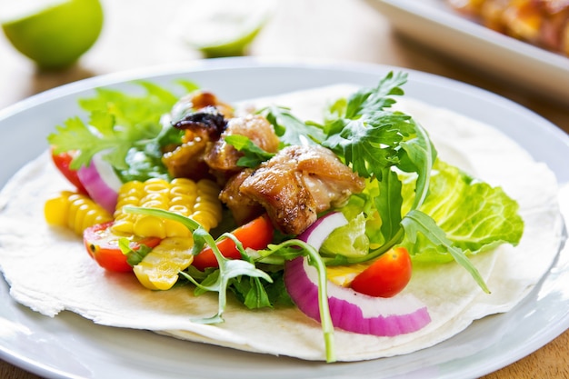 Gegrilde kip met zoete maïs en groenten Tortilla