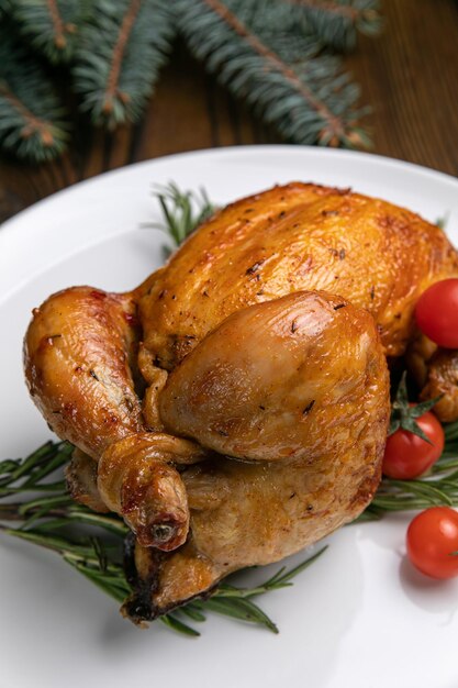 gegrilde kip op een houten tafel Kerstdiner