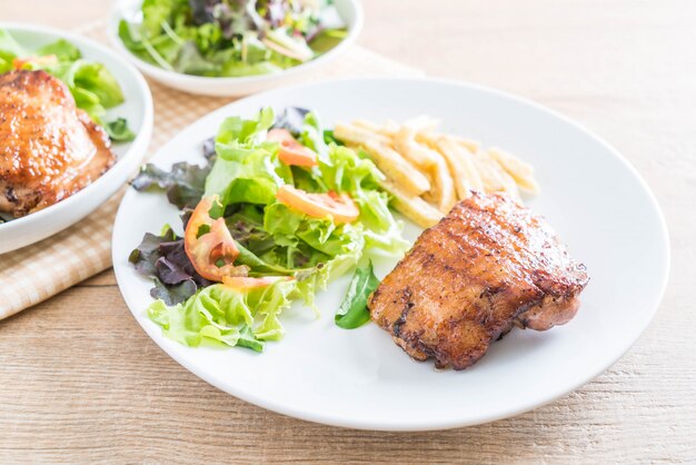 gegrilde kipbiefstuk met friet en groentesalade