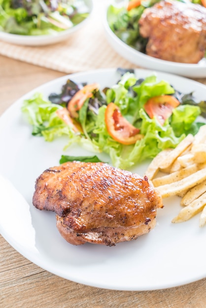 gegrilde kipbiefstuk met friet en groentesalade