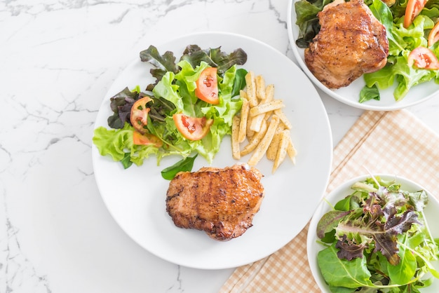 Gegrilde kipbiefstuk met friet en groentesalade