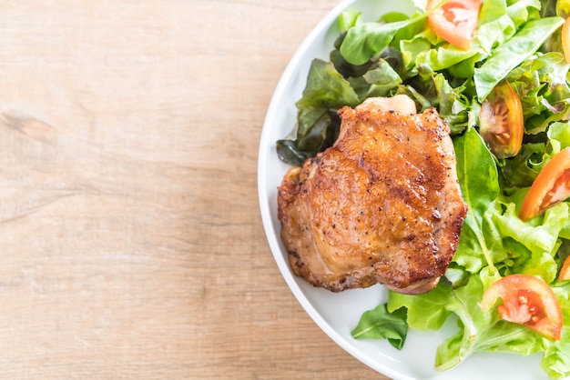 Gegrilde kipbiefstuk met groentesalade