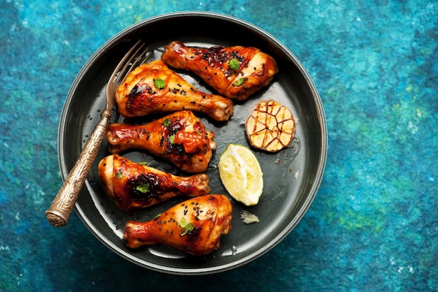 Gegrilde kipdrumsticks met sesam en sojasaus