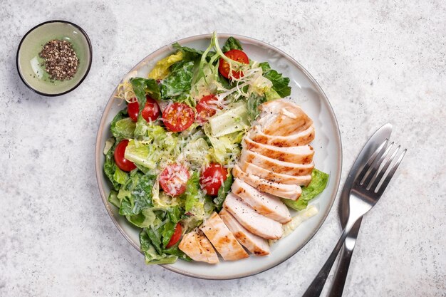 Gegrilde kipfilet en verse groentesalade van sla en tomaat gezond eten ketogeen dieet