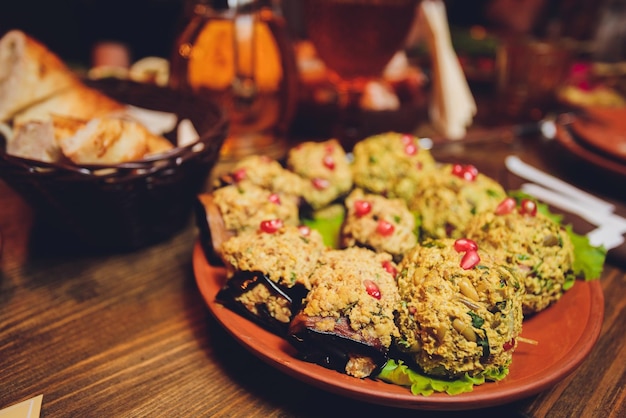 Gegrilde Kipfilet Gebakken Kipfilet En Verse Groente Salade Van Tomaten Komkommers En Rucola Bladeren Kippenvlees Met Salade Gezond Eten Plat Leggen Bovenaanzicht Donkere Achtergrond