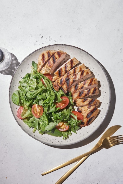 Gegrilde kipfilet Gebakken kipfilet en verse groentesalade met tomaten Kippenvlees met salade Gezonde voeding