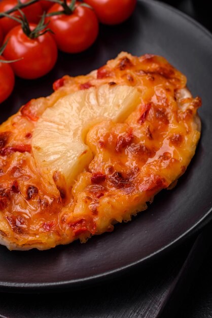 Gegrilde kipfilet in de vorm van een biefstuk met tomaten, ananas en kaas