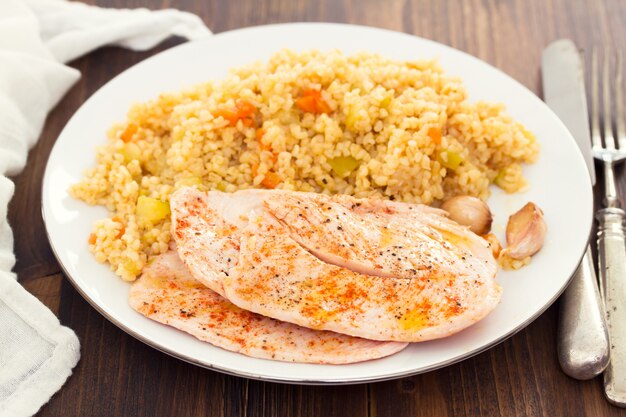 Gegrilde Kipfilet Met Couscous Op Witte Schotel