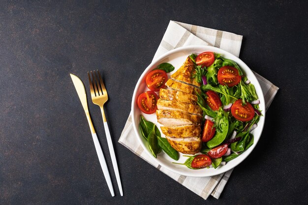 Foto gegrilde kipfilet met geen salade van verse groentesalade