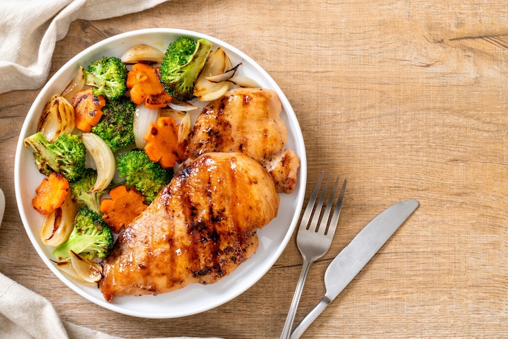 Foto gegrilde kipfilet met groente